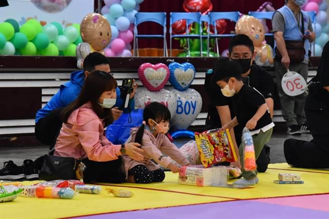 新北市中和区公所22日上午9时30分在新北市中和市民活动中心举办一年一度的亲子活动「宝宝趣味赛」，邀请厝边头尾的5岁以下的宝贝来大展身手。(黄敬文翻摄)