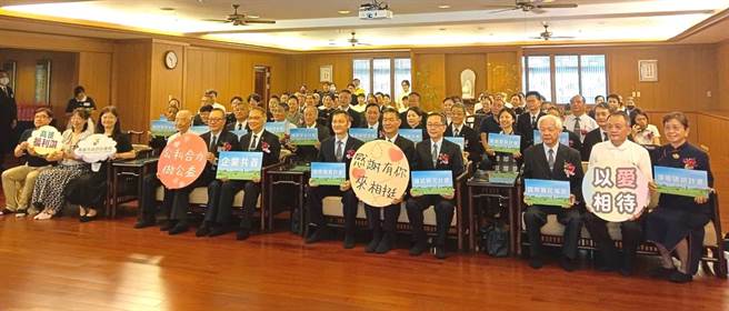 高雄市政府社会局无障碍之家为强化关怀高雄市弱势独居身心障碍者，与财团法人佛教慈济慈善事业基金会携手合作，今日在慈济高雄静思堂签署「高雄市公私协力独居身心障碍者关怀服务计画」合作备忘录，透过公私协力共同促进独居弱势身障者的福祉。（林雅惠摄）