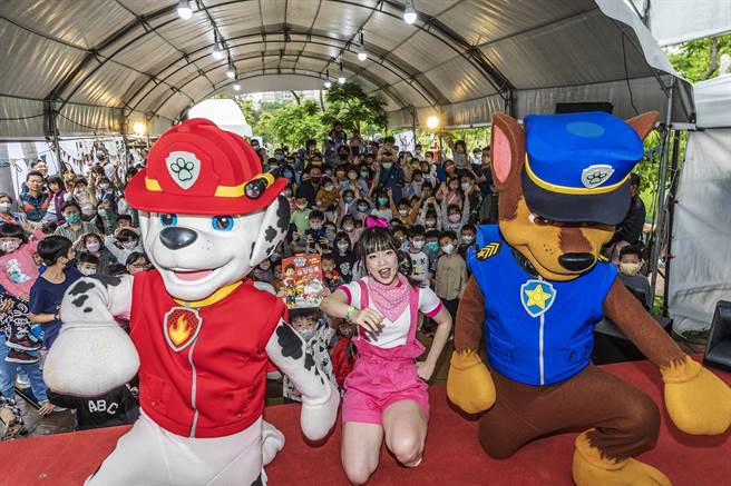 新竹县「呼叫宝贝星球2023儿童节玩乐会」，超人气偶像「汪汪队立大功」的「阿奇与毛毛」，与小朋友一起玩9连拍。（罗浚滨摄）