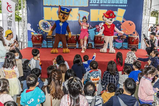 新竹县「呼叫宝贝星球2023儿童节玩乐会」，超人气偶像「汪汪队立大功」的「阿奇与毛毛」与小朋友一起玩游戏。（罗浚滨摄）