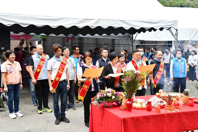 桐花祭近年来开始转型，从过去举办大型活动吸引游客外，现在更有祭祀土地公，敬天地，感谢山林的资源。（彰化县政府提供／吴建辉彰化传真）