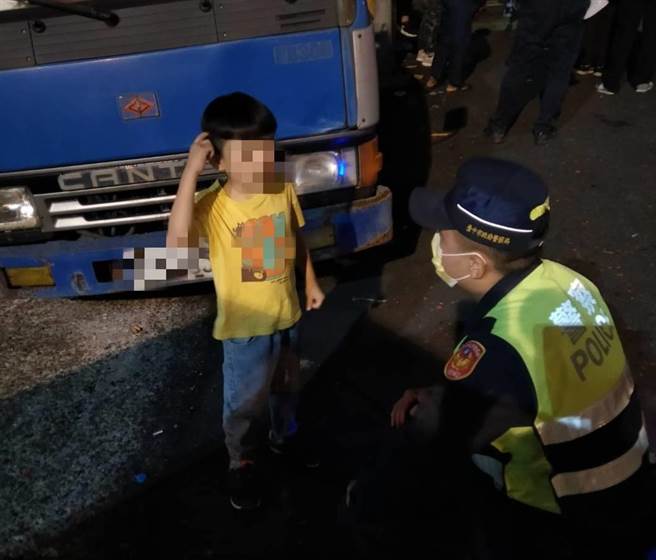 6岁男童跟妈妈到大甲朝圣，结果母子俩遭人群冲散，小男童在路中嚎啕大哭，所幸被正在支援的太平警分局的员警发现。（台中市太平警分局提供／冯惠宜台中传真）