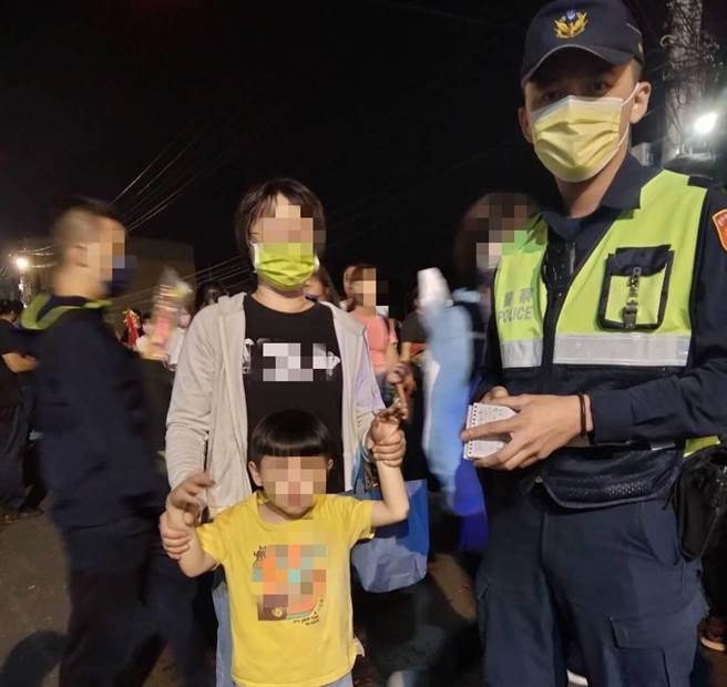 经员警协助男童与母亲终于团聚。（台中市太平警分局提供／冯惠宜台中传真）