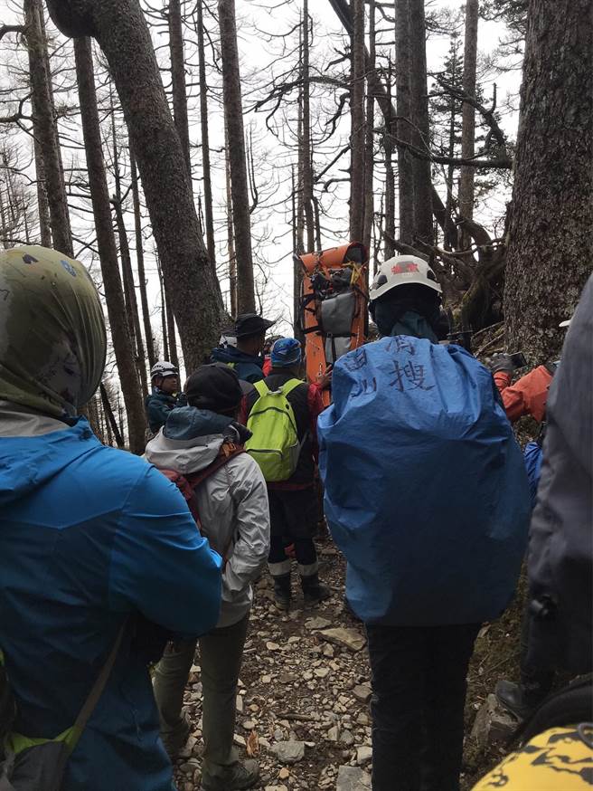 曹姓山友攀爬雪山主峰发生高山症丧命，救援人员以力背负遗体下山。（雪管处提供／谢明俊苗栗传真）