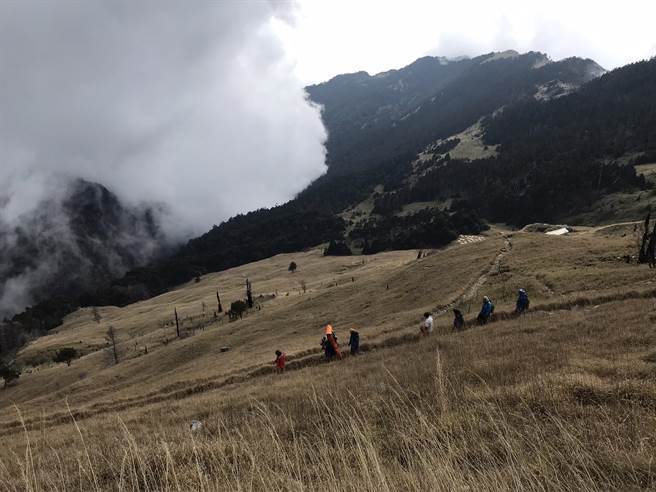 曹姓山友攀爬雪山主峰发生高山症丧命，救援人员以力背负遗体下山。（雪管处提供／谢明俊苗栗传真）