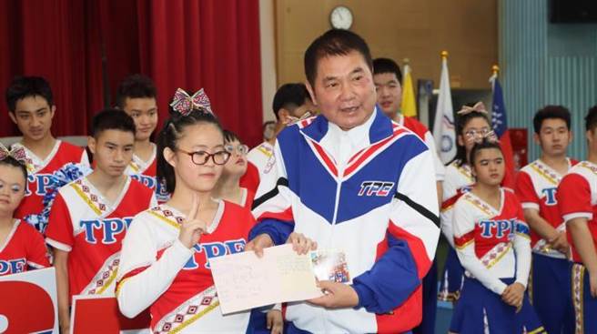 苗栗特教学校啦啦队赴美国佛罗里达参加世界特奥啦啦队锦标行前由苗栗县长锺东锦授旗（苗栗县政府提供／谢明俊苗栗传真）