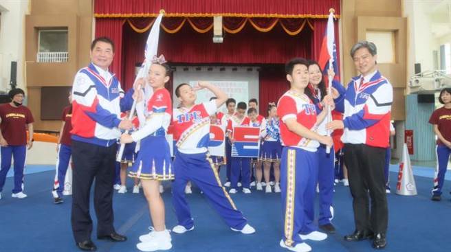 苗栗特教学校啦啦队赴美国佛罗里达参加世界特奥啦啦队锦标行前由苗栗县长锺东锦授旗（苗栗县政府提供／谢明俊苗栗传真）