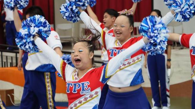 苗栗特教学校啦啦队赴美国佛罗里达参加世界特奥啦啦队锦标赛  勇夺银牌！（苗栗县政府提供／谢明俊苗栗传真）