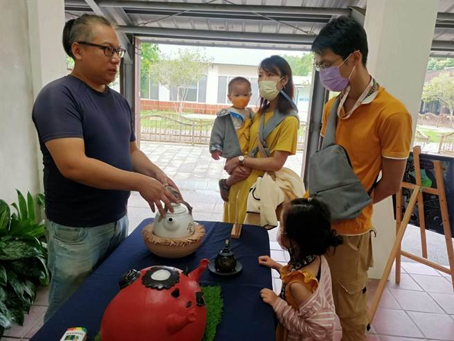 苗栗特色馆推陶瓷手作体验。（苗栗县政府提供／谢明俊苗栗传真）