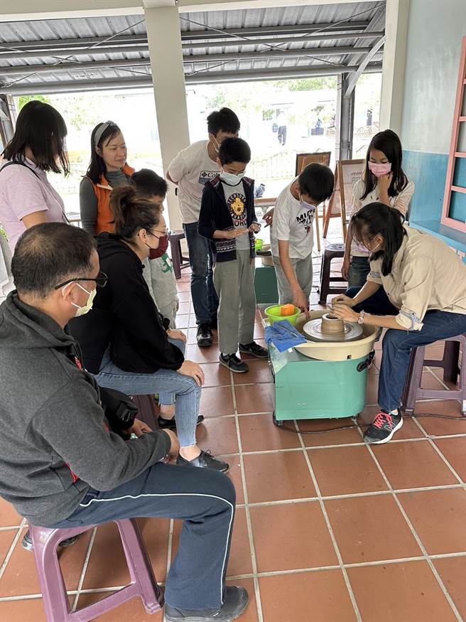 苗栗特色馆推陶瓷手作体验。（苗栗县政府提供／谢明俊苗栗传真）