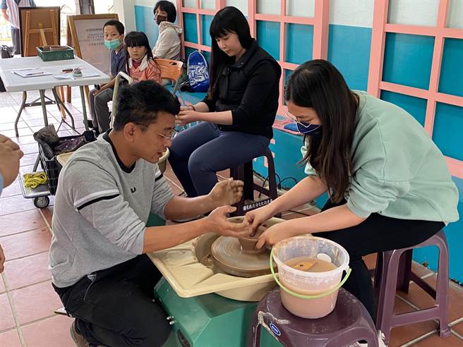 苗栗特色馆推陶瓷手作体验。（苗栗县政府提供／谢明俊苗栗传真）