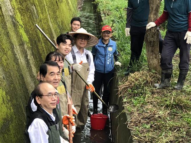 桃园今天启动清沟行动，市长张善政亲自穿上青蛙装打扫水沟。（陈梦茹摄）