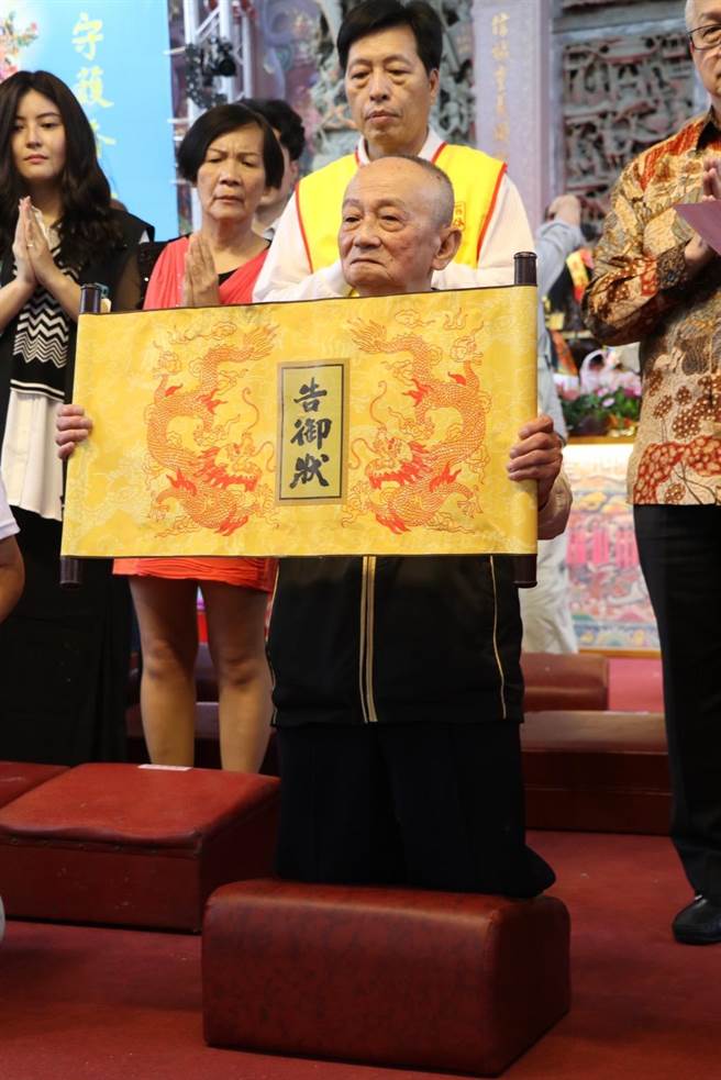 桃园市大园区福海宫辅信王公信徒今日「告御状」反对航空城拆迁。（蔡明亘摄）