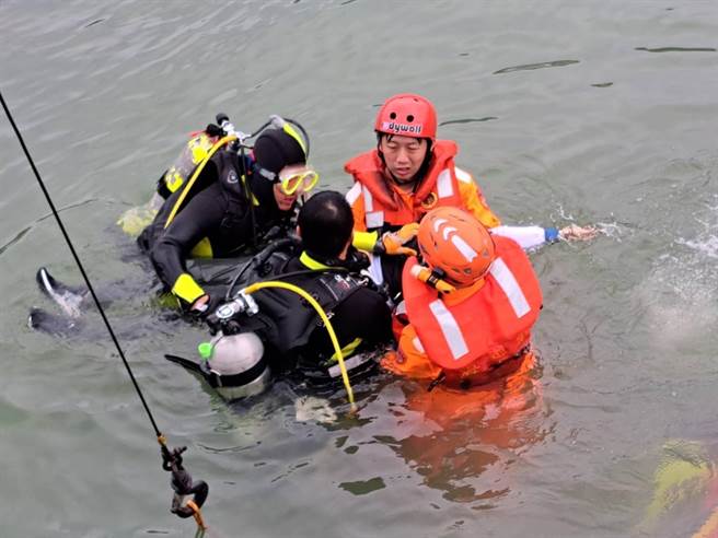 躲酒测结果连车摔进港里；新北市金山区今日下午发生一起车辆坠海事故，有名年约40岁的女子疑似为躲警方酒测，结果不慎连人带车从磺港渔港落海。(黄敬文翻摄)