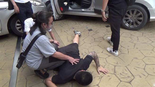 台中市刑大侦一队跟搜掌握杨男行踪后，以前、后方式包夹杨男驾车，并以单手压制法将杨男由驾驶座拖出后，顺势将其压制在地。（台中市警察局提供／冯惠宜台中传真）