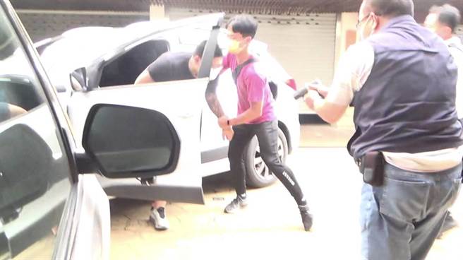 台中市刑大侦一队跟搜掌握杨男行踪后，以前、后方式包夹杨男驾车，并以单手压制法将杨男由驾驶座拖出后，顺势将其压制在地。（台中市警察局提供／冯惠宜台中传真）