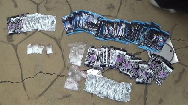 台中市刑大侦一队跟搜掌握杨男行踪后，以前、后方式包夹杨男驾车，并以单手压制法将杨男由驾驶座拖出后，顺势将其压制在地，仓促之际毒品咖啡包散落一地。（台中市警察局提供／冯惠宜台中传真）