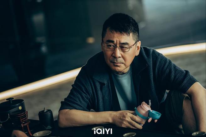 陈建斌拿着儿童水壶展现反差萌。（爱奇艺国际站提供）