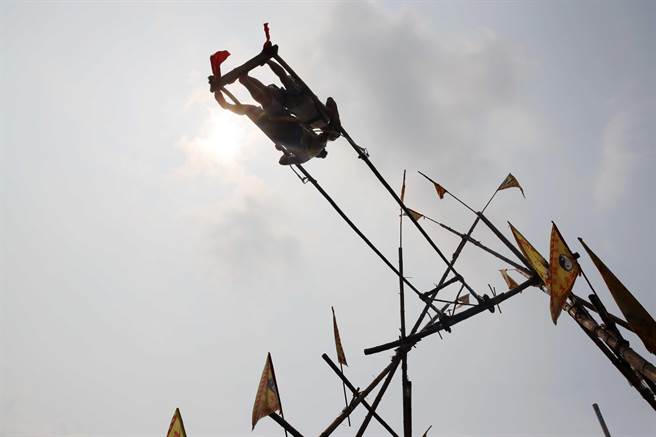 传承超过200年的嘉义市秋千节今在光路里武当山玄天上帝庙庙埕热闹登场，选手站上12公尺高的秋千一较高下。（吕妍庭摄）