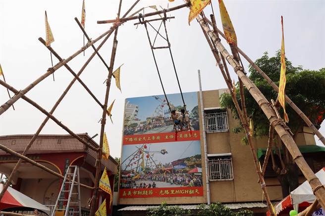 传承超过200年的嘉义市秋千节今在光路里武当山玄天上帝庙庙埕热闹登场，一开始双人组表演就十分精彩。（吕妍庭摄）