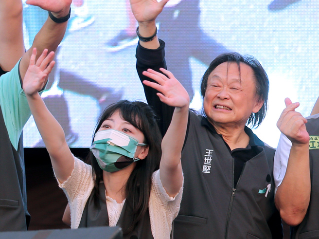 民进党立委高嘉瑜（左）以及台北市议员王世坚（右）在去年九合一选举常炮口对内，引发支持者不满。（资料照,黄世麒摄）