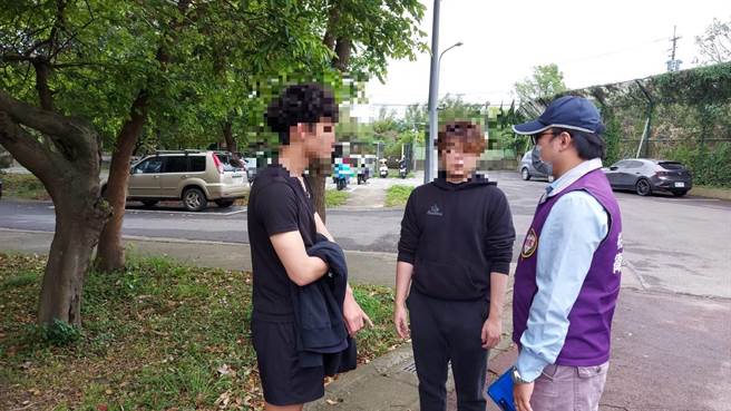 桃园市卫生局于大专院校查获6名违规吸菸的行为人。（桃园市卫生局提供／陈梦茹桃园传真）