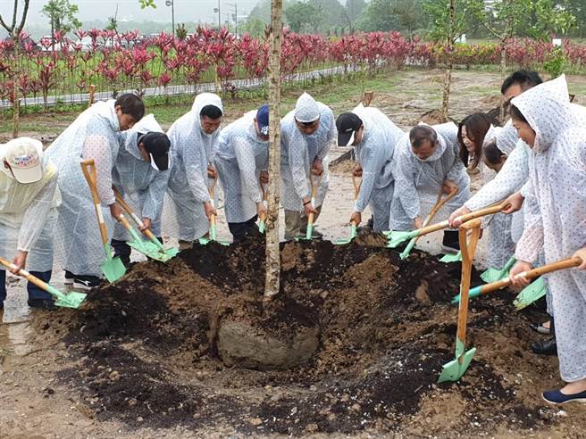南投县埔里镇福兴温泉游客中心22日举行「112年度世界地球日南投县福兴植树活动」。（读者提供／张妍溱南投传真）
