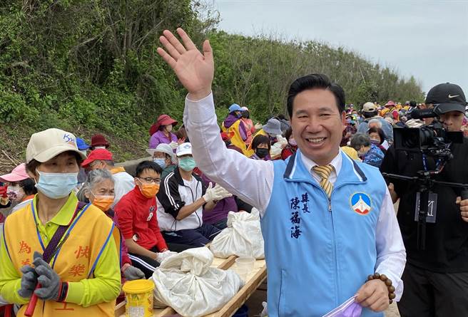 金门县长陈福海(右二)在活动开始前也亲至剥蚵现场，为参与体验的民眾加油打气。(于家麒摄)