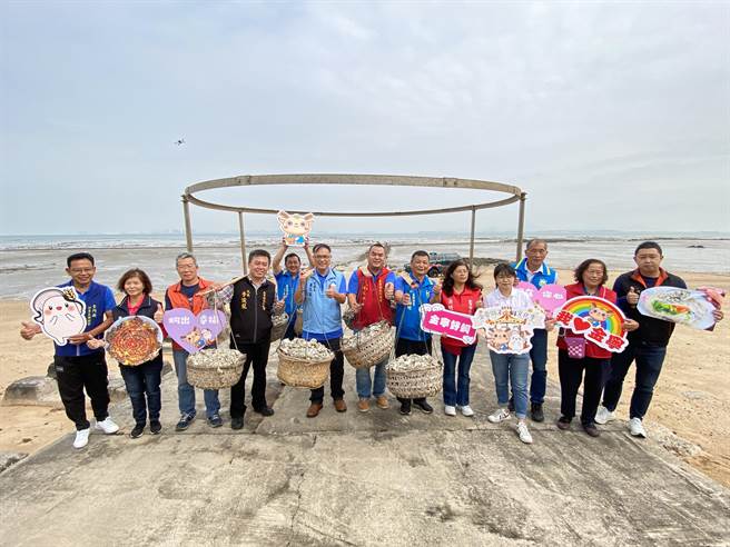 副县长李文良(一排左五)与眾来宾从蚵田挑上石蚵，正式为「千人剥蚵」体验活动揭开序幕。(于家麒摄)