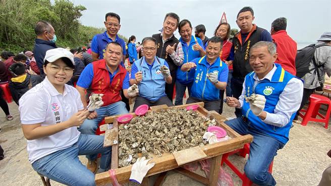 副县长李文良(中)与眾来宾也下场同乐，体验「一日蚵农」的剥蚵乐趣。(于家麒摄)
