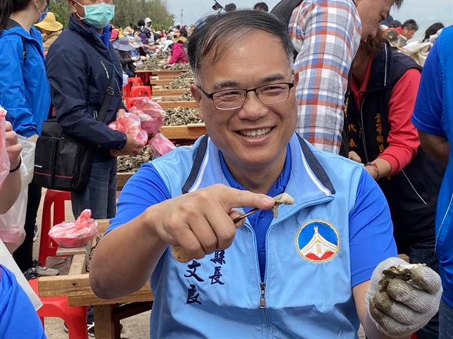 李文良表示他在小时候就有剥蚵经验，一拿起蚵刀回忆立马涌上心头。(于家麒摄)