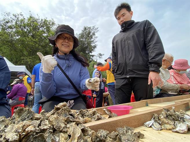 远从日本来的游客由美子(左)，特别前来体验金门在地的剥蚵文化。(于家麒摄)