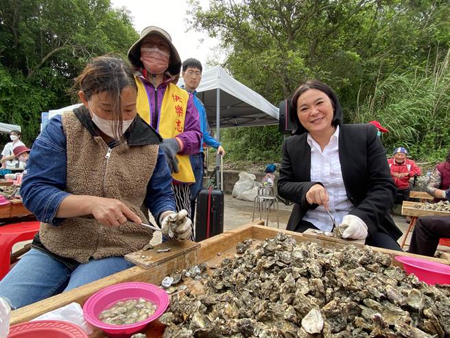 立委陈玉珍(右)也到现场体验剥蚵与民同乐，在旁人指导下现剥一颗颗肥美石蚵。(于家麒摄)