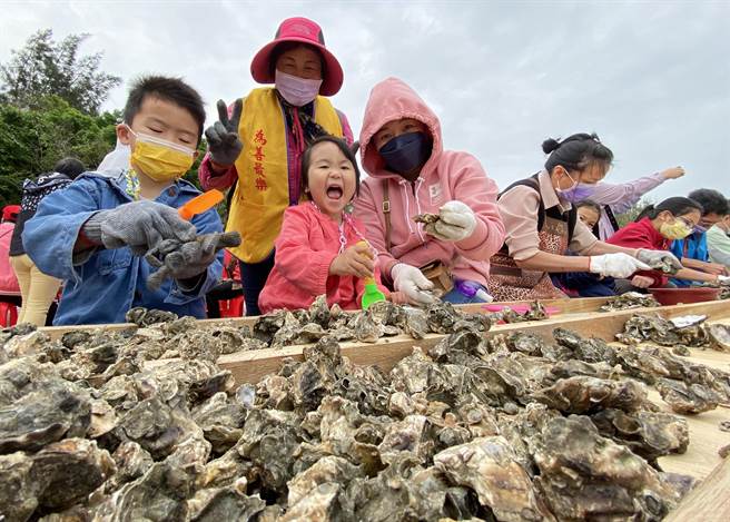 不少亲子一起参与剥颗体验，享受天伦之际也能寓教于乐。(于家麒摄)