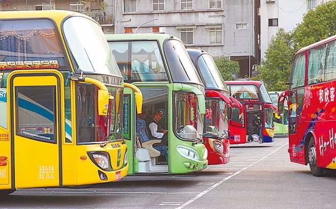 近日客运公会拟定的一般公路成本检讨案已送交通部待审，费率涨幅约9％，总计544条路线受衝击，但有可能不动票价。（本报资料照）