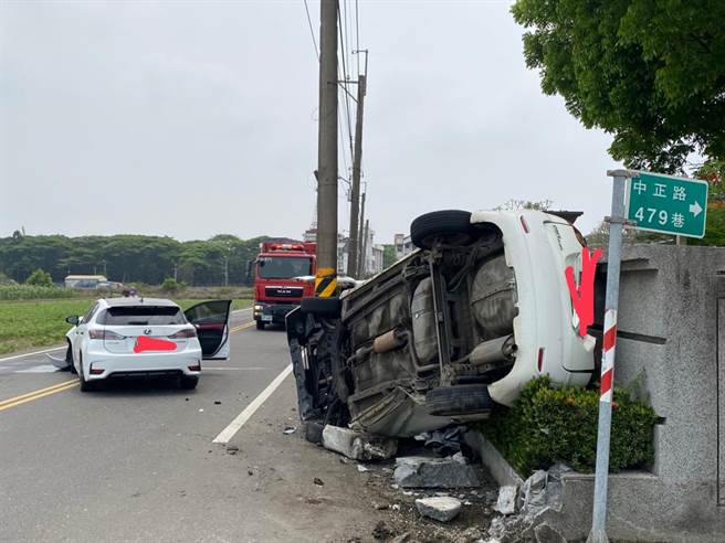 台南市新营区今天近中午发生2车的碰撞车祸，其中1车侧翻90度卡电杆和围墙间。（读者提供／张毓翎台南传真）