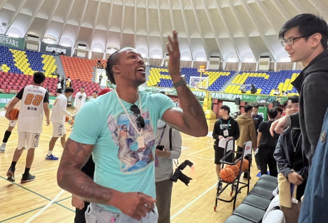 霍华德今天在辅大中美堂场边跟球迷热情互动。(黄及人摄)