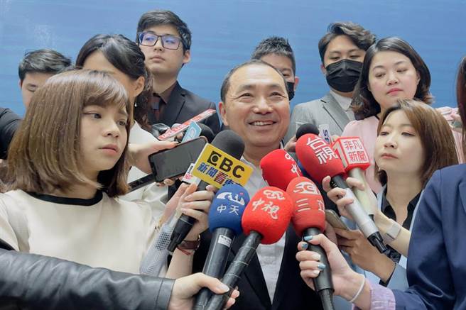 新北市长侯友宜参访新加坡4天3夜后，今将返台，不过，他明日紧接着就要参与「北台8县市首长会议」，地方议员认为，与会县市多是蓝营执政，侯届时可团结内部意见，展现领军的气势。（吕健豪摄）