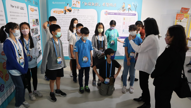 广达文教基金会执行长徐绘珈与导览小大师。（广达文教基金会提供）