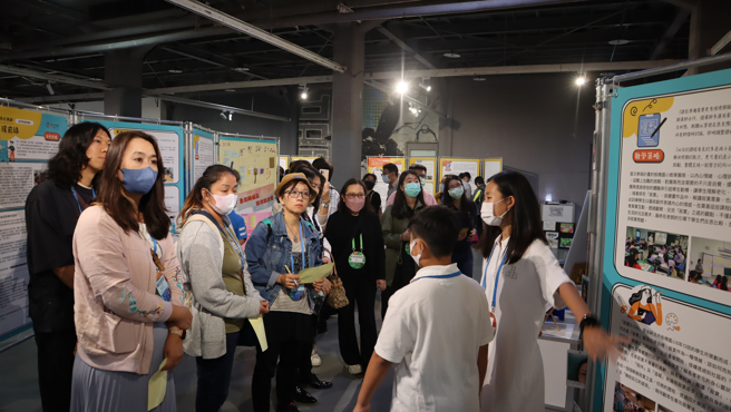 新北板桥国小 ，小大师导览。（广达文教基金会提供）