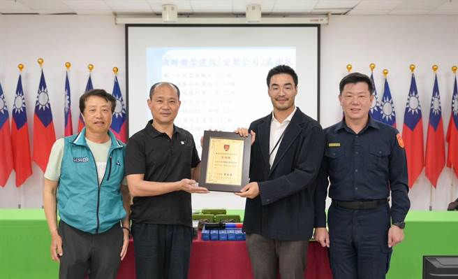 联聚建设副总经理江俞瑾代表联聚建设捐赠设备。(联聚提供)