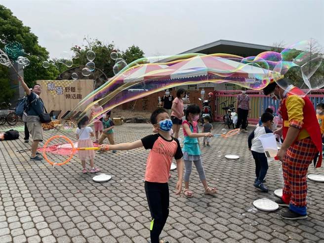 柳营区公所在现场举办适合亲子同乐的趣味活动。（柳营区公所提供／张毓翎台南传真）