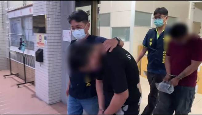 台南市警2分局逮获2毒品嫌犯，查获300公克毒咖啡包。（读者提供／程炳璋台南传真）