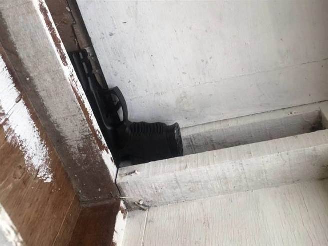 陈姓通缉犯将玩具枪藏在饭店房间的天花板内。（读者提供／程炳璋台南传真）