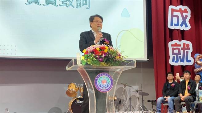 ▲林右昌以校友身份出席基中96年校庆，表示自己应该是校史上第一位内政部长，也勉励学弟妹朝梦想迈进。（徐佑升摄）