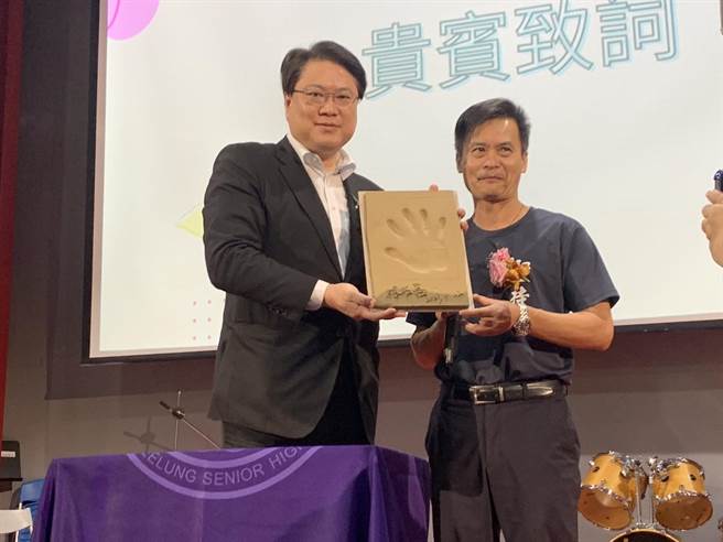 ▲林右昌押上纪念的手印，校长锺定先（右）表示，未来将会成为具有纪念意义的装置艺术。（徐佑升摄）