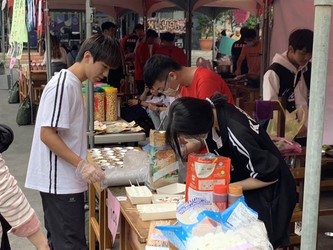 ▲基中同学在摊位准备食物中。（徐佑升摄）