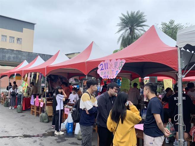 ▲校庆同时有举办园游会，有许多同学参与。（徐佑升摄）