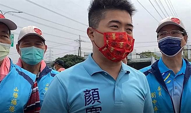 顏宽恒表示，医师有交代父亲（顏清标）不能太劳累，其父基于责任感参与起驾活动，很多新闻都写得夸张了，「他还好啦」。（冯惠宜摄）