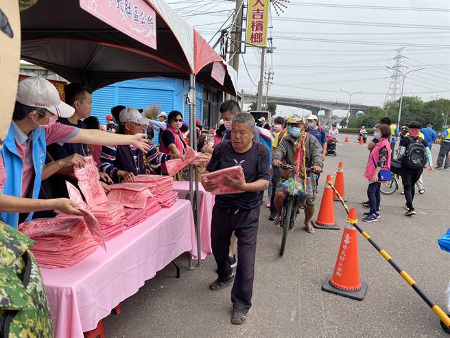 大肚区公所在龙井、大肚交界设置站棚提供大甲妈遶境随行信眾水及毛巾等补给品。（冯惠宜摄）